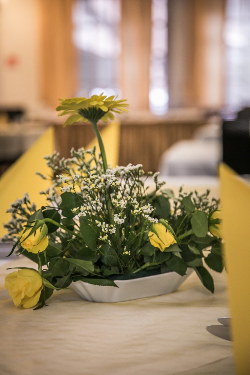 Fruehstuecksdetail mit Blumen