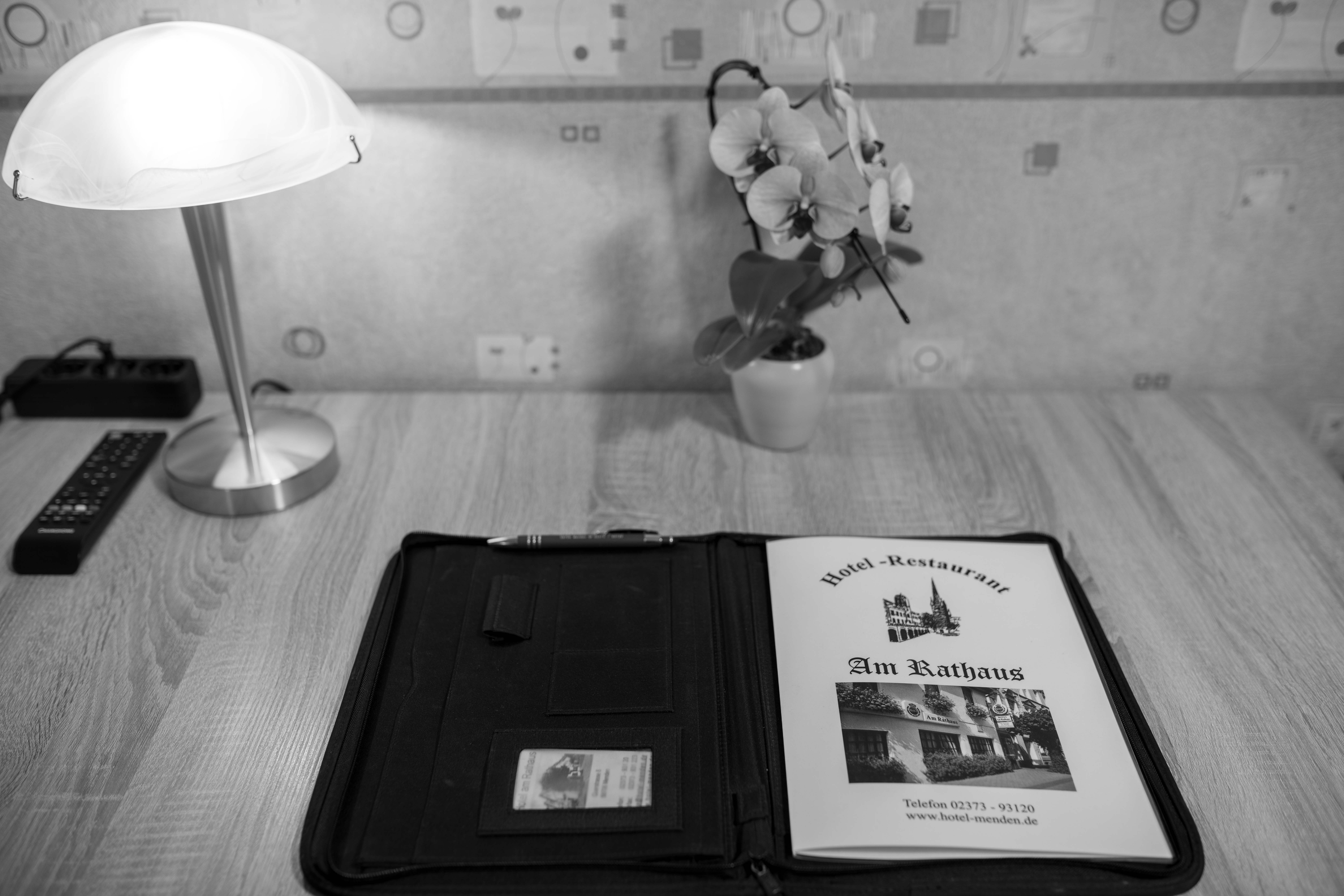 Schwarz-weisses Willkommensmotiv im Hotelzimmer