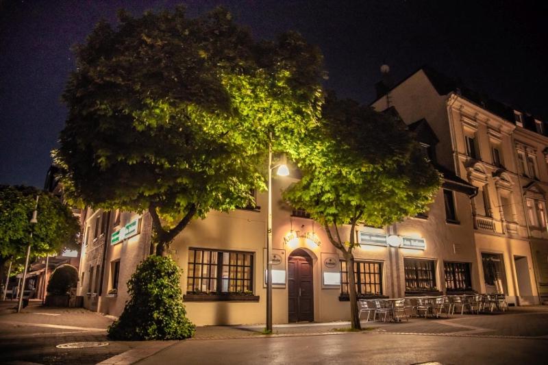 Aussenansicht des Hotel-Restaurant Am Rathaus bei Nacht